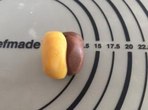 将桃山皮分别搓成25g一个的小丸子，我调双色的，所以各取一半后又合并搓圆