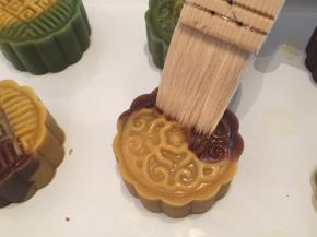 用毛刷轻轻在表面刷一层清水（别多）