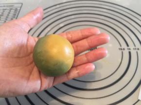 两手合拢稍用刀将月饼搓圆搓光滑