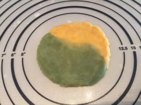 取一份桃山皮，压成中间稍厚边缘薄的薄片