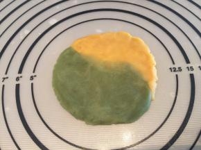 取一份桃山皮，压成中间稍厚边缘薄的薄片