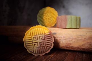 出炉的月饼放凉后密封保存，3天后回油会更漂亮哦！