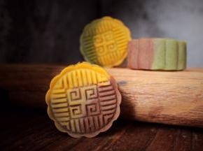 出炉的月饼放凉后密封保存，3天后回油会更漂亮哦！