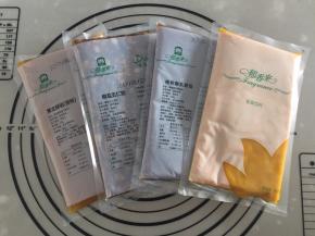 准备好桃山皮和月饼馅料（这方子是63g的月饼模，25g的桃山皮，38g的月饼馅料）