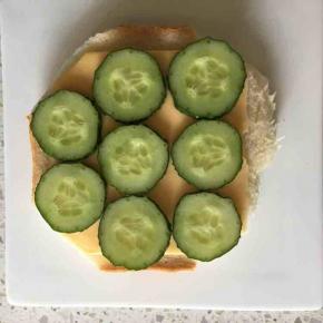 芝士片上放上切片的黄瓜片