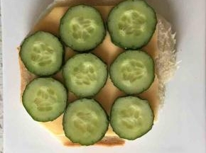 芝士片上放上切片的黄瓜片
