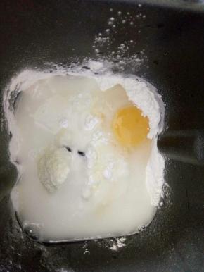 除黄油、蔓越莓所有材料放入面包机桶