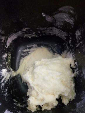 搅拌到没有干粉放入软化的黄油
