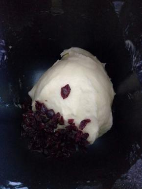 揉成光滑的面团加入剪碎的蔓越莓干