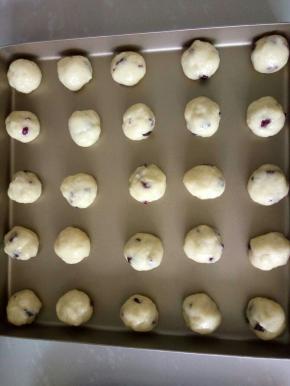 分成适量大小稍微搓圆