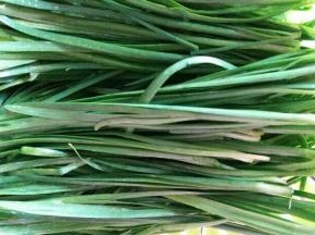 先把韭菜洗干净控干水