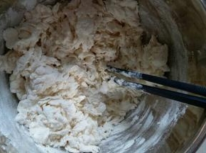 面粉里慢慢加入热水，用快递搅拌成棉絮状