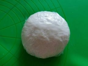 手把面团揉光滑，用保鲜膜包好，松弛半个小时