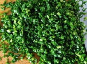 松弛面团的时间开始制作馅儿，韭菜切细