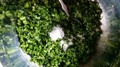 加入10克玉米油和适量盐，搅拌均匀