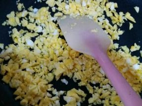 两个鸡蛋打散炒熟，不要炒太老了哦，刚刚熟就可以了，然后用铲子弄碎，再和韭菜一起拌均匀，馅儿就做好啦