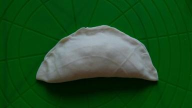下半部分皮子折上去，捏紧边缘