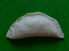 下半部分皮子折上去，捏紧边缘