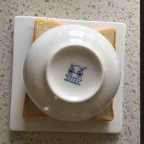 用一个小碗把两片吐司都压成圆形