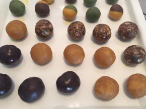 将月饼馅料分别搓成38g的一个小丸子