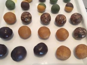 将月饼馅料分别搓成38g的一个小丸子