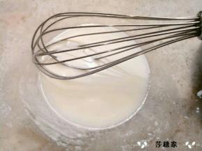 油和奶放入干净的碗里搅拌至乳化。