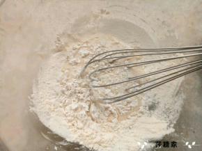 筛入低筋面粉拌匀