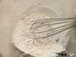 筛入低筋面粉拌匀