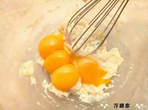 加入蛋黄拌匀，我喜欢后蛋法，口感比较细腻。