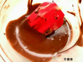 可可粉用温水搅匀，水不要放太多。可可粉用温水搅匀，水不要放太多。取三分之一之前的蛋黄糊与可可粉糊拌匀。