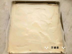 用阳晨的28*28烤盘。先把原味的糊倒入烤盘里，铺平震几下。