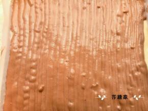 把巧克力糊装入裱花袋一行一行挤到原味糊的上面