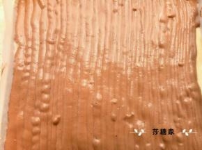 把巧克力糊装入裱花袋一行一行挤到原味糊的上面