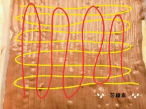用手指头在糊里画蛇型，按图上的方向，黄色画完把烤盘转个方向再沿红色线路画。纹路画的越密越好（画的时候不要不要不要太温柔）