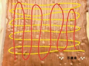用手指头在糊里画蛇型，按图上的方向，黄色画完把烤盘转个方向再沿红色线路画。纹路画的越密越好（画的时候不要不要不要太温柔）