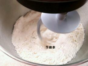把波兰种放到厨师机里,再把主面团(除黄油)全部材料一起放厨师机里揉.揉到面团光滑放软化的黄油