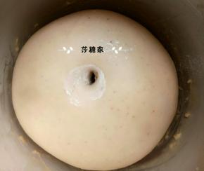 一发,发到两倍大.手指粘面粉在面团中间扎个眼.不回缩不塌陷就好了.大概50分钟左右.