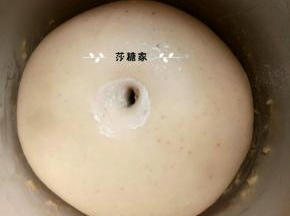 一发,发到两倍大.手指粘面粉在面团中间扎个眼.不回缩不塌陷就好了.大概50分钟左右.