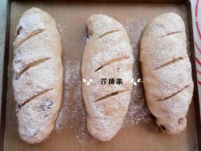 卷成长条型,盖保鲜膜进行二发.发至二倍大.用刀片划三道口子,在表面撒点面粉.