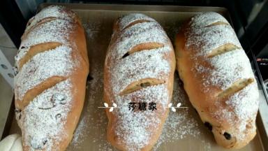 烤箱预热210度,烤10分钟.再转160度烤15分钟出炉.