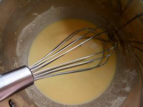 小盆隔热水，倒入奶酪分三次加入牛奶和46克百香果汁搅拌至顺滑。加入隔水融化的吉利丁片搅拌均匀。（水温不能高于50度，会影响蛋糕凝固）