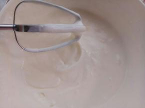 淡奶油加糖粉和朗姆酒打到七分发