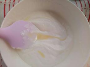 将混合好的百香果糊分三次与打发的淡奶油翻拌均匀。