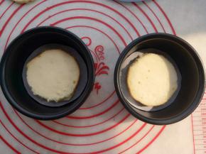 模具中放入小于4寸模的蛋糕片。