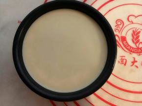 倒入百香果慕斯糊震模放入冰箱冷冻5分钟左右（如果蛋糕片浮起，可能是制作的慕斯糊太稀的原因）。取出冷冻后的慕斯再放上蛋糕片倒入慕斯液。震模入冰箱2个小时。