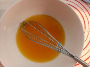 1小时40分钟的时候制作镜面。30克百香果汁、60克水、30克糖加热融化，等温度降到50度时加入泡软的5克吉利丁片拌匀，过滤一下气泡，凉后淋面。