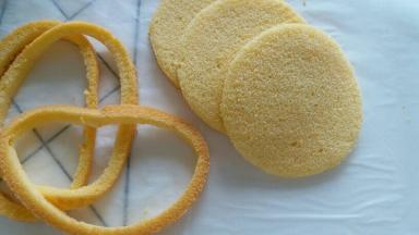 六寸戚风分成三片，剪小一圈儿。。我用个大点的碗扣在蛋糕上，比着切掉边缘