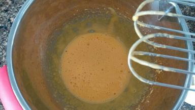 蛋黄用电动打蛋器打至发白，体积变大