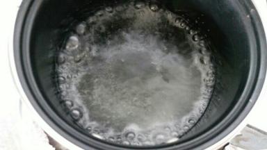 50克纯净水和白糖煮开后再煮一分钟