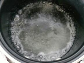 50克纯净水和白糖煮开后再煮一分钟